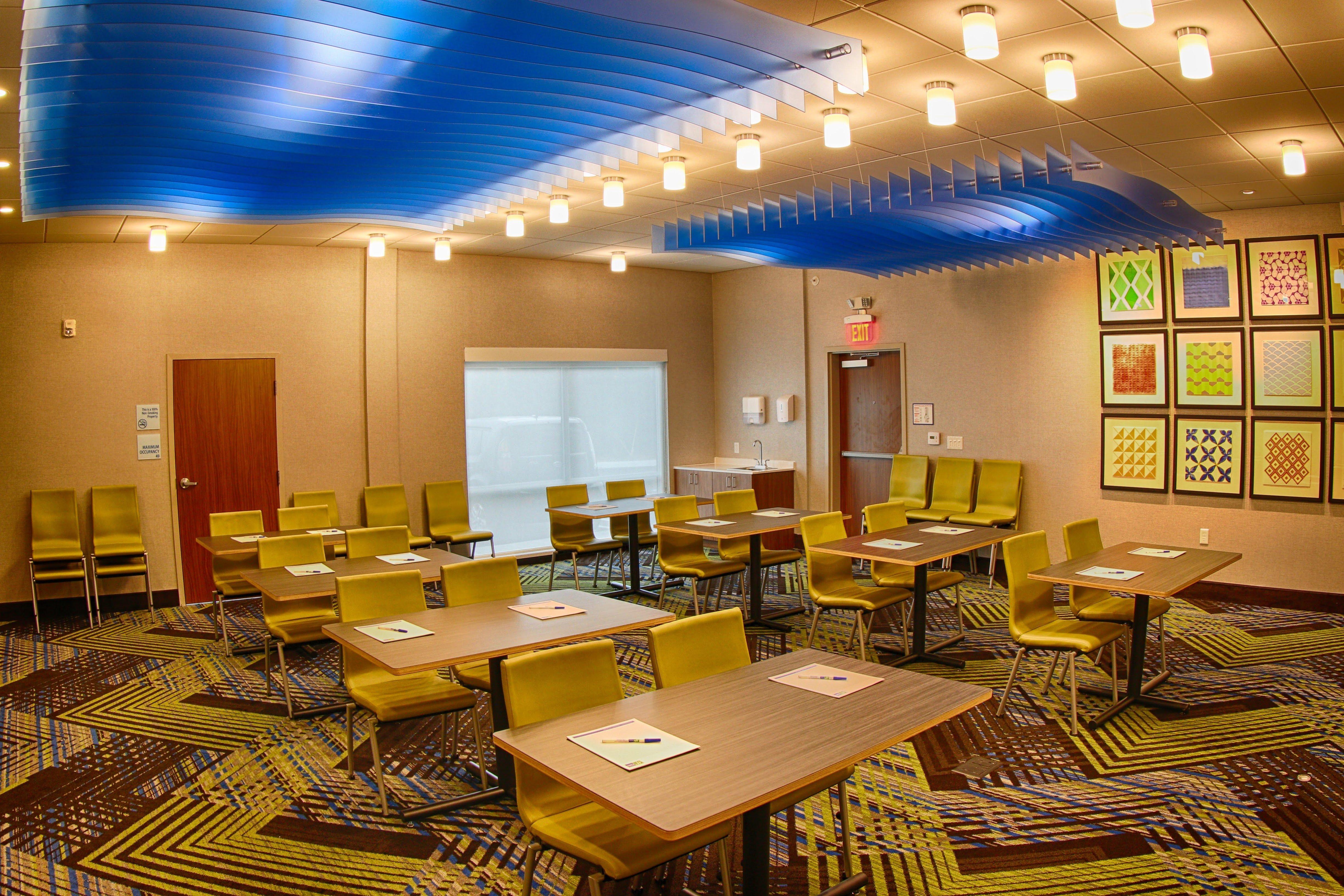 Holiday Inn Express & Suites - Detroit Northwest - Livonia By Ihg Exterior photo